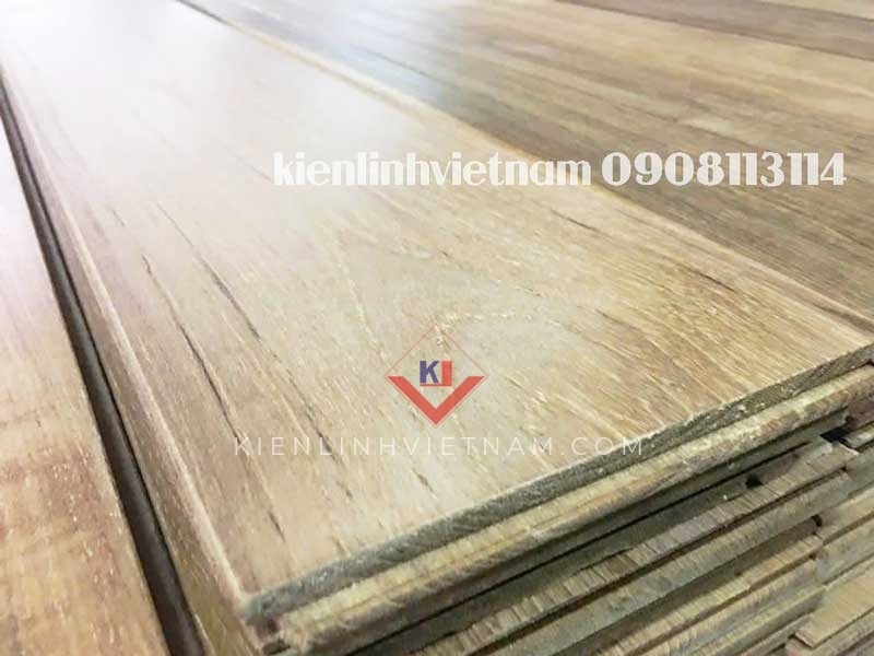 phôi ván sàn teak myanmar có màu vàng ấm, vân thẳng nhiều hơn vân núi