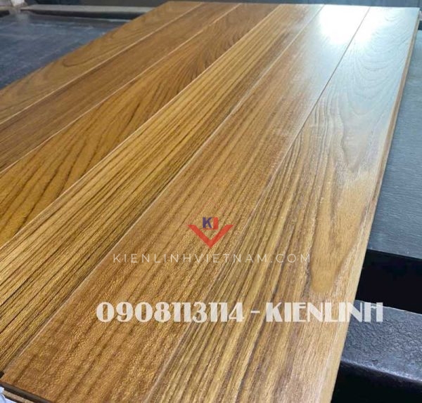 sàn gỗ teak miến điện qua lớp UV óng ánh sáng vàng đẹp