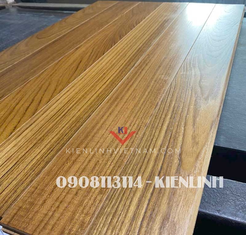 sàn gỗ teak miến điện qua lớp UV óng ánh sáng vàng đẹp