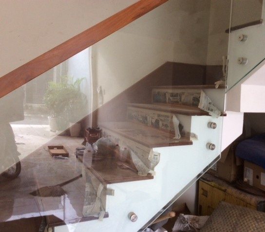 cầu thang căm xe lan can kính