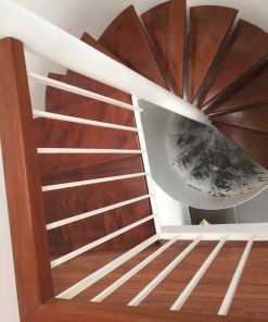 Bậc gỗ Căm Xe thi công cho Cầu thang xoắn