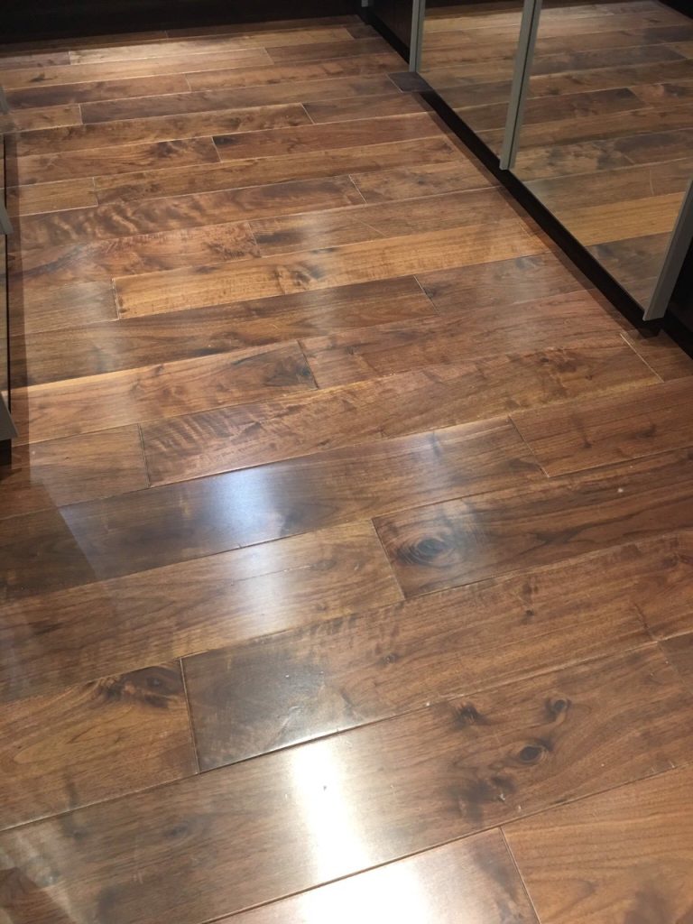 Sàn gỗ óc chó 15x120x900mm tiêu chuẩn AB