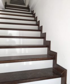 Cầu thang gỗ sồi Mỹ sơn màu nâu socola đẹp