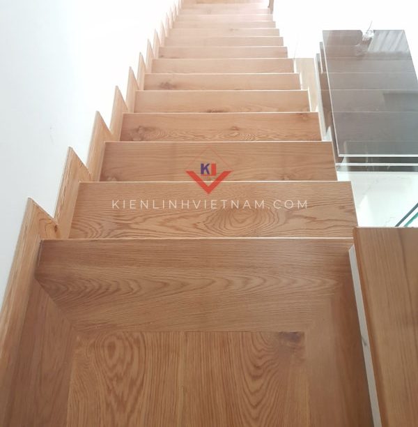 Kính cường lực cầu thang gỗ sồi nga: Tận hưởng sự an toàn và độ bền của kính cường lực cầu thang gỗ sồi nga. Thiết kế tinh tế và chất liệu cao cấp sẽ tạo nên một không gian sống đẳng cấp và sang trọng cho ngôi nhà của bạn.