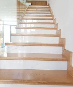 Bậc thang gỗ Sồi nga màu tự nhiên