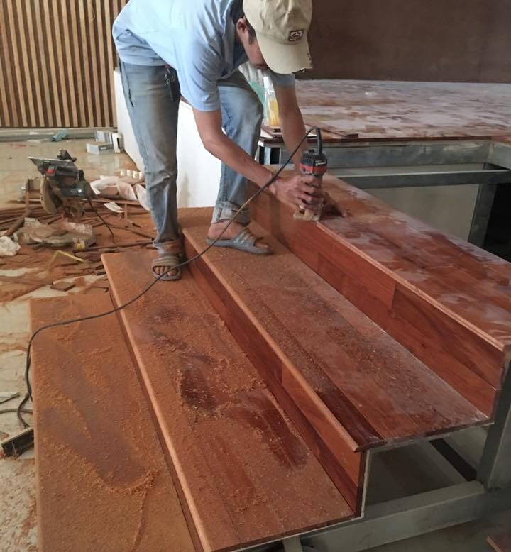 thi công viền gỗ căm xe sàn sân khấu