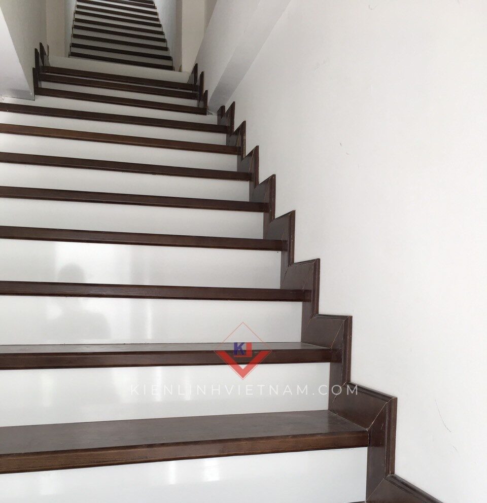 cầu thang gỗ sồi