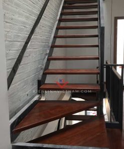 cầu thang sắt xương cá bậc gỗ