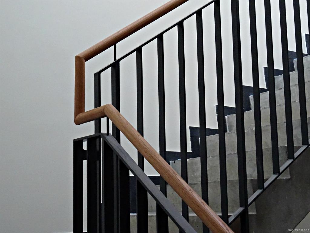 Cầu thang gỗ căm xe sơn màu nâu đậm - Ảnh 5