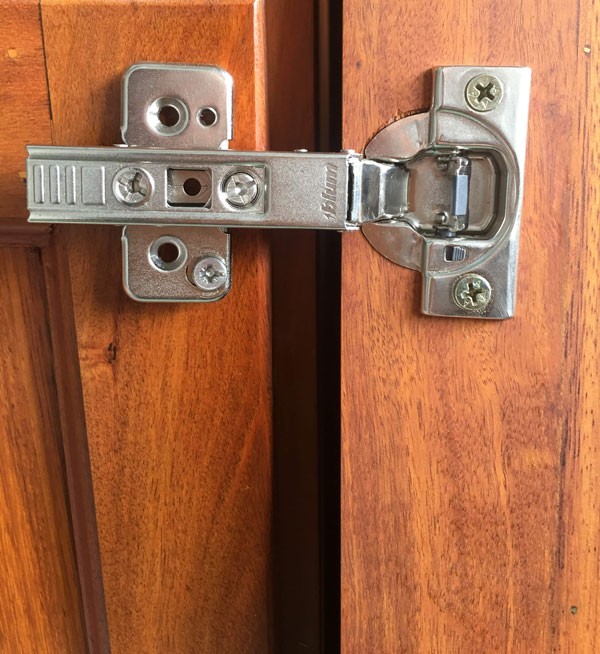 Tủ bếp gỗ tự nhiên thùng xây bê tông khung cánh gỗ gõ đỏ phi - Ảnh 3