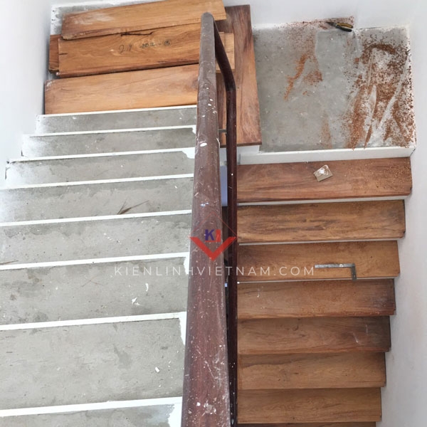 bậc cầu thang gỗ gõ đỏ