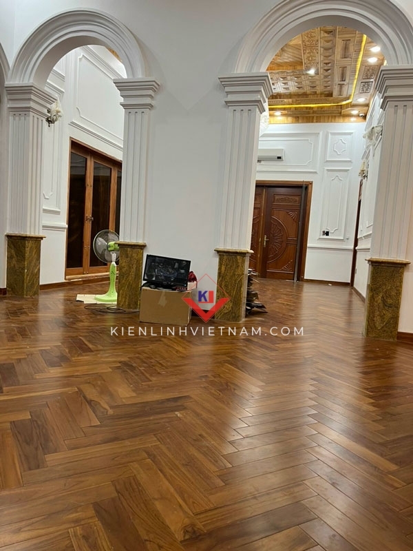 Kham pha ve dep sang trong voi san teak xuong ca (solid teak floor herring bone). Thi cong chuan kieu xuong ca, go teak tu nhien cao cap. Xem ngay mau san go teak xuong ca dep va bao gia go teak xuong ca lot san moi nhat<br /> Discover the luxurious beauty of 90x600 herringbone Teak flooring - constructed in standard herringbone style, from high-quality natural Teak wood. See now the beautiful herringbone Teak flooring samples and the latest price list!