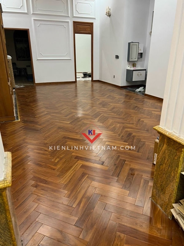 Kham pha ve dep sang trong voi san teak xuong ca (solid teak floor herring bone). Thi cong chuan kieu xuong ca, go teak tu nhien cao cap. Xem ngay mau san go teak xuong ca dep va bao gia go teak xuong ca lot san moi nhat<br /> Discover the luxurious beauty of 90x600 herringbone Teak flooring - constructed in standard herringbone style, from high-quality natural Teak wood. See now the beautiful herringbone Teak flooring samples and the latest price list!