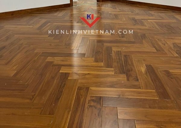 Kham pha ve dep sang trong voi san teak xuong ca (solid teak floor herring bone). Thi cong chuan kieu xuong ca, go teak tu nhien cao cap. Xem ngay mau san go teak xuong ca dep va bao gia go teak xuong ca lot san moi nhat<br /> Discover the luxurious beauty of 90x600 herringbone Teak flooring - constructed in standard herringbone style, from high-quality natural Teak wood. See now the beautiful herringbone Teak flooring samples and the latest price list!