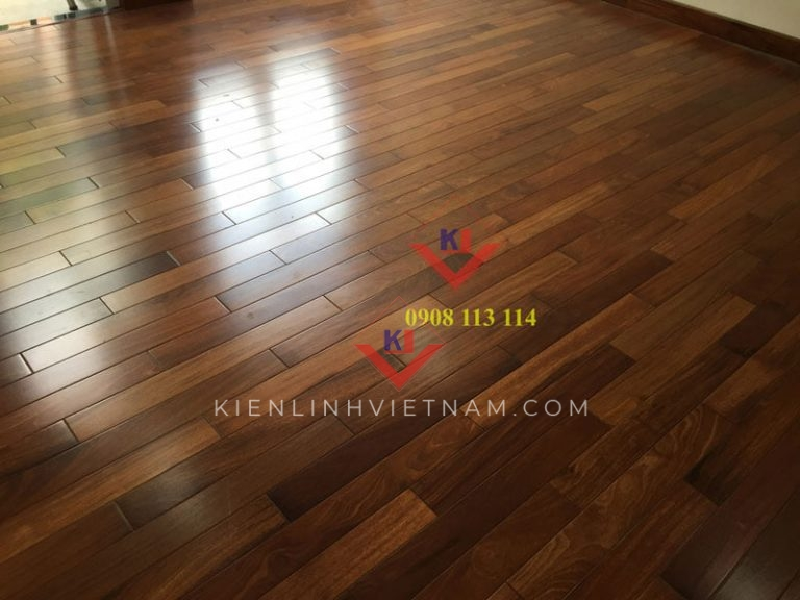 Sàn gỗ có đặc điểm là độ bền cao, đa dạng màu sắc và rất quen thuộc với người dùng.