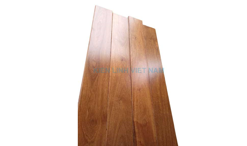 Lắp đặt theo chiều dài của phòng là một cách hạn chế độ co ngót của sàn gỗ căm xe.