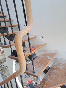 cầu thang sắt xương cá ốp gỗ