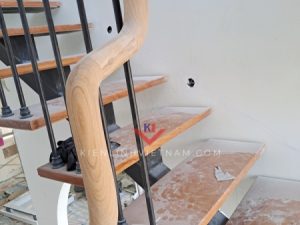 cầu thang sắt xương cá ốp gỗ