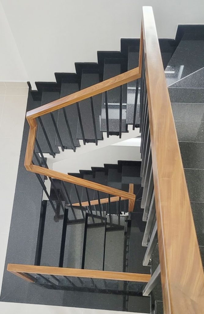 tay cầu thang gỗ cẩm vàng tự nhiên