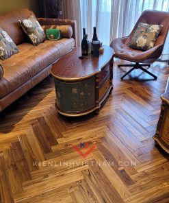 Sàn Teak Lào lót xương cá mang vẻ đẹp sang trọng, với vân gỗ tự nhiên sắc nét và màu sắc ấm áp. Thi công kiểu xương cá tạo điểm nhấn độc đáo