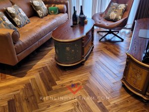 Sàn Teak Lào lót xương cá mang vẻ đẹp sang trọng, với vân gỗ tự nhiên sắc nét và màu sắc ấm áp. Thi công kiểu xương cá tạo điểm nhấn độc đáo