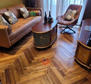 Sàn Teak Lào lót xương cá mang vẻ đẹp sang trọng, với vân gỗ tự nhiên sắc nét và màu sắc ấm áp. Thi công kiểu xương cá tạo điểm nhấn độc đáo