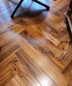 Sàn Teak Lào lót xương cá mang vẻ đẹp sang trọng, với vân gỗ tự nhiên sắc nét và màu sắc ấm áp. Thi công kiểu xương cá tạo điểm nhấn độc đáo