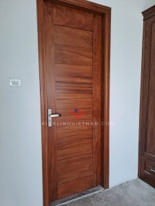 mẫu cửa gõ đỏ phòng ngù