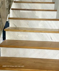 cầu thang gỗ gõ mặt đá