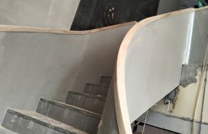 cầu thang uốn cong tay vịn gỗ sồi nga