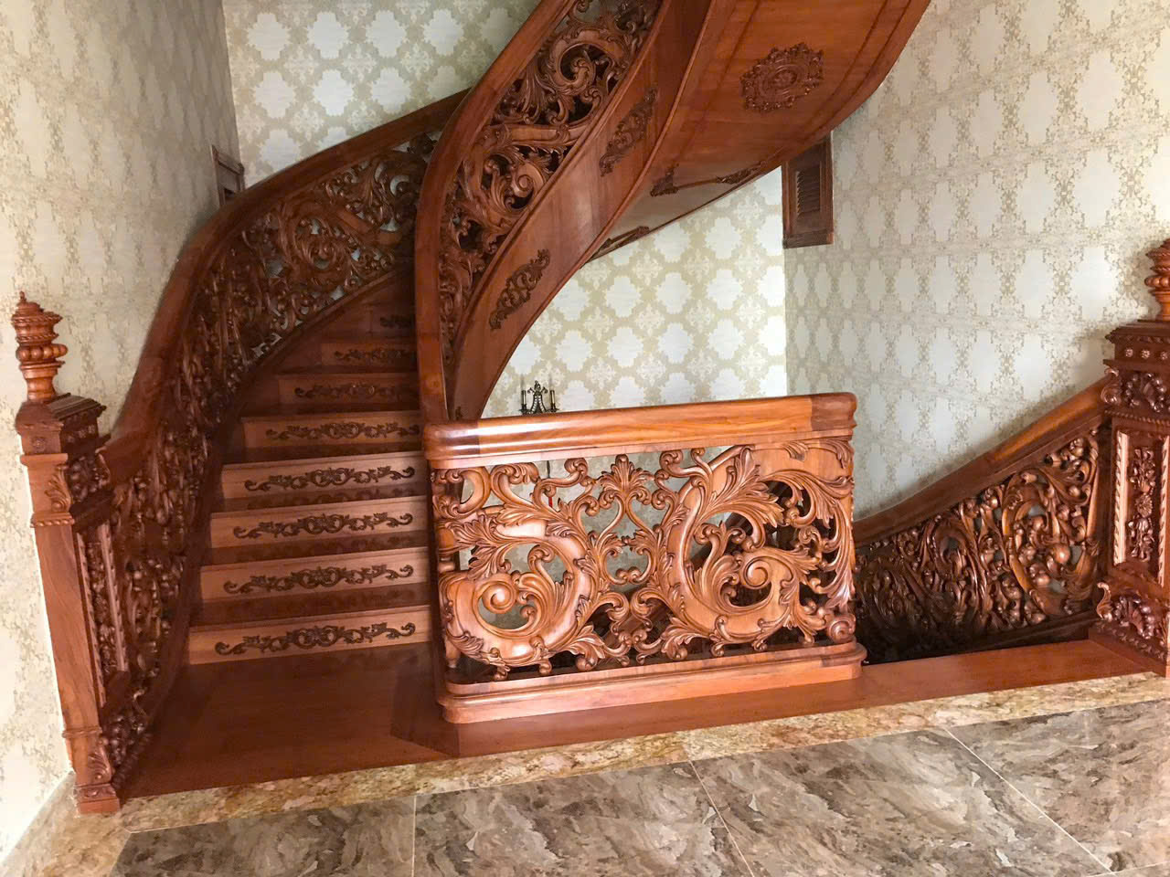 cầu thang gỗ chạm cnc