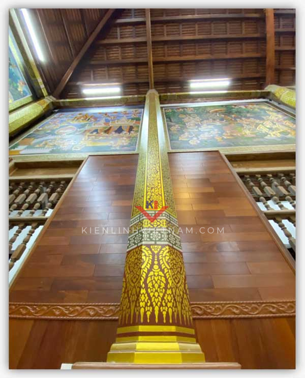 cam xe lao op vach chua