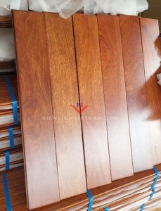 cam xe op vach tuong