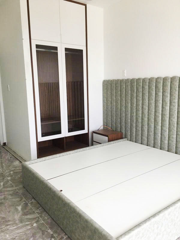 giuong ngu op vach simili