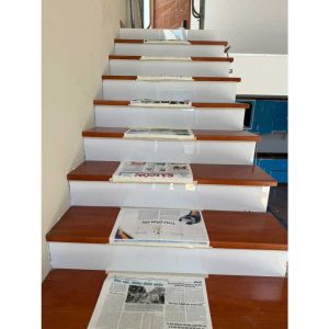 cầu thang ốp gỗ gõ đỏ tự nhiên