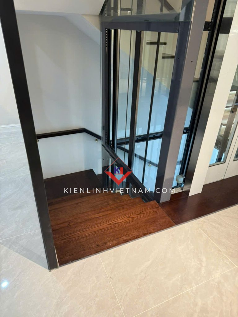 khong gian vẫn thông thoáng khi kết hợp thang máy và thang bộ gỗ sồi