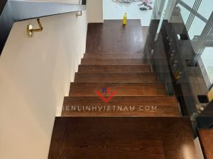 cau thang go tu nhien dep 2025