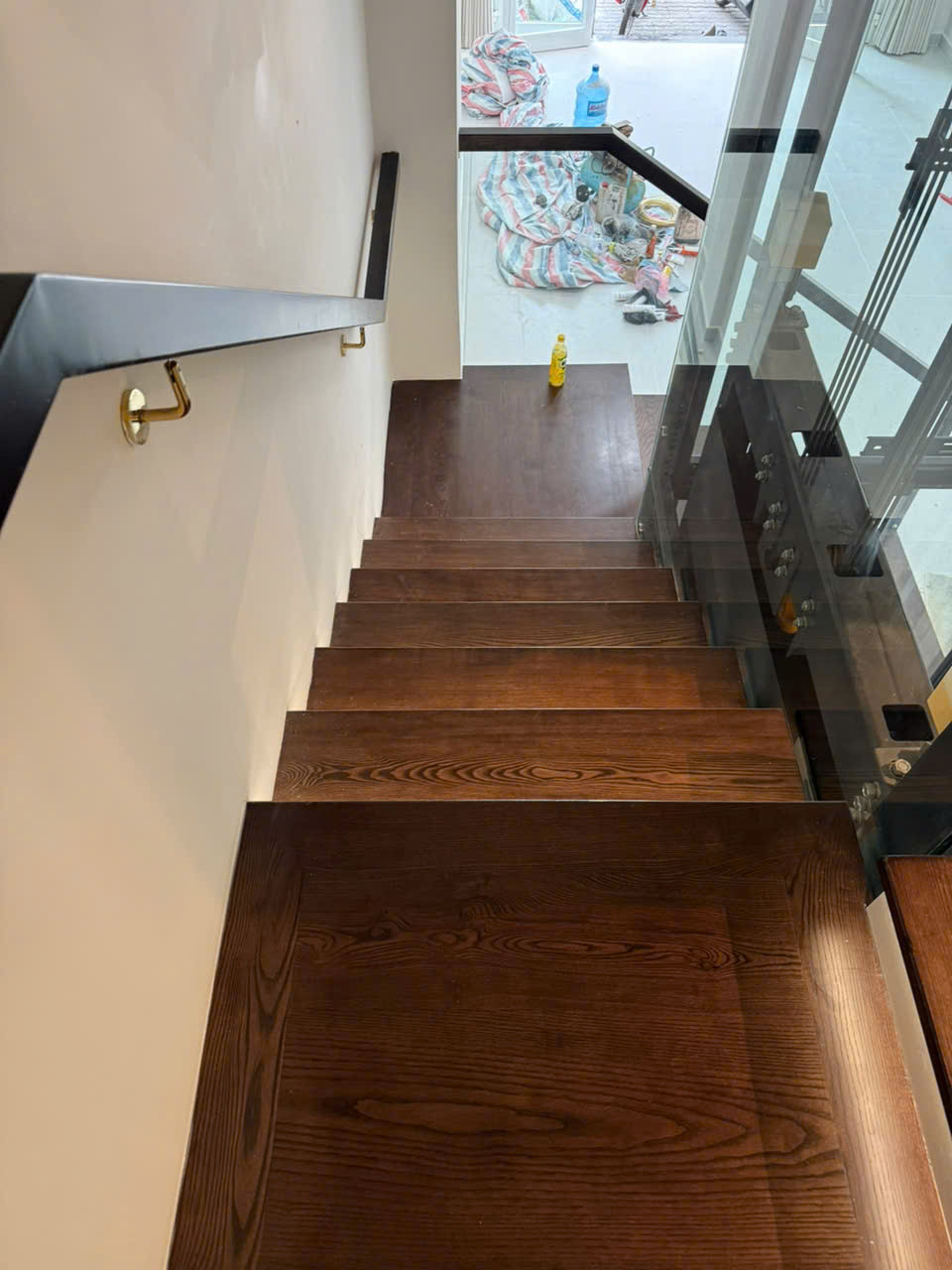 cau thang go tu nhien dep 2025