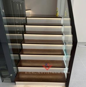 bậc cầu thang gỗ gắn led