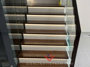 bậc cầu thang gỗ gắn led