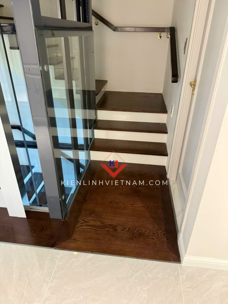 Cầu thang sồi nga dày 3cm kết hợp mặt dựng đá trắng sứ nổi bật