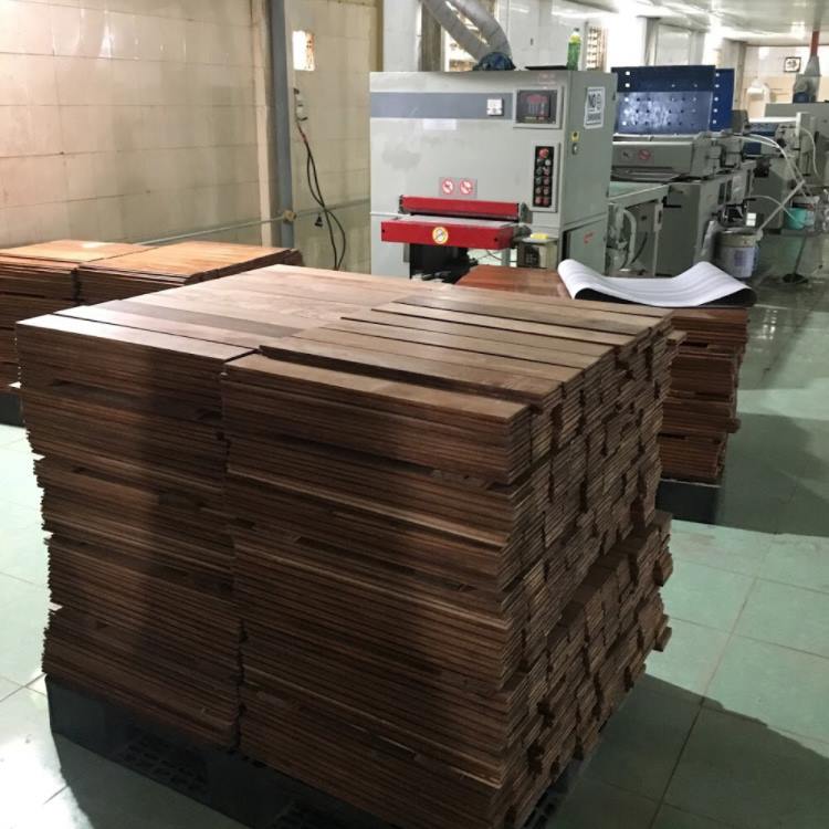 sàn căm xe bị trầy