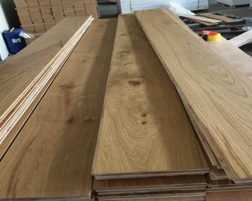 Ván sàn gỗ sồi sơn UV, bề mặt trong suốt giữ màu vân gỗ tự nhiên, lớp sơn bền đẹp