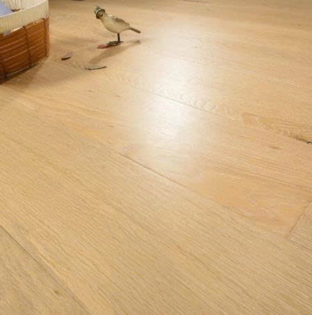 Bề mặt sàn gỗ tự nhiên phủ oxit nhôm, lớp hoàn thiện dày dặn, chống mài mòn