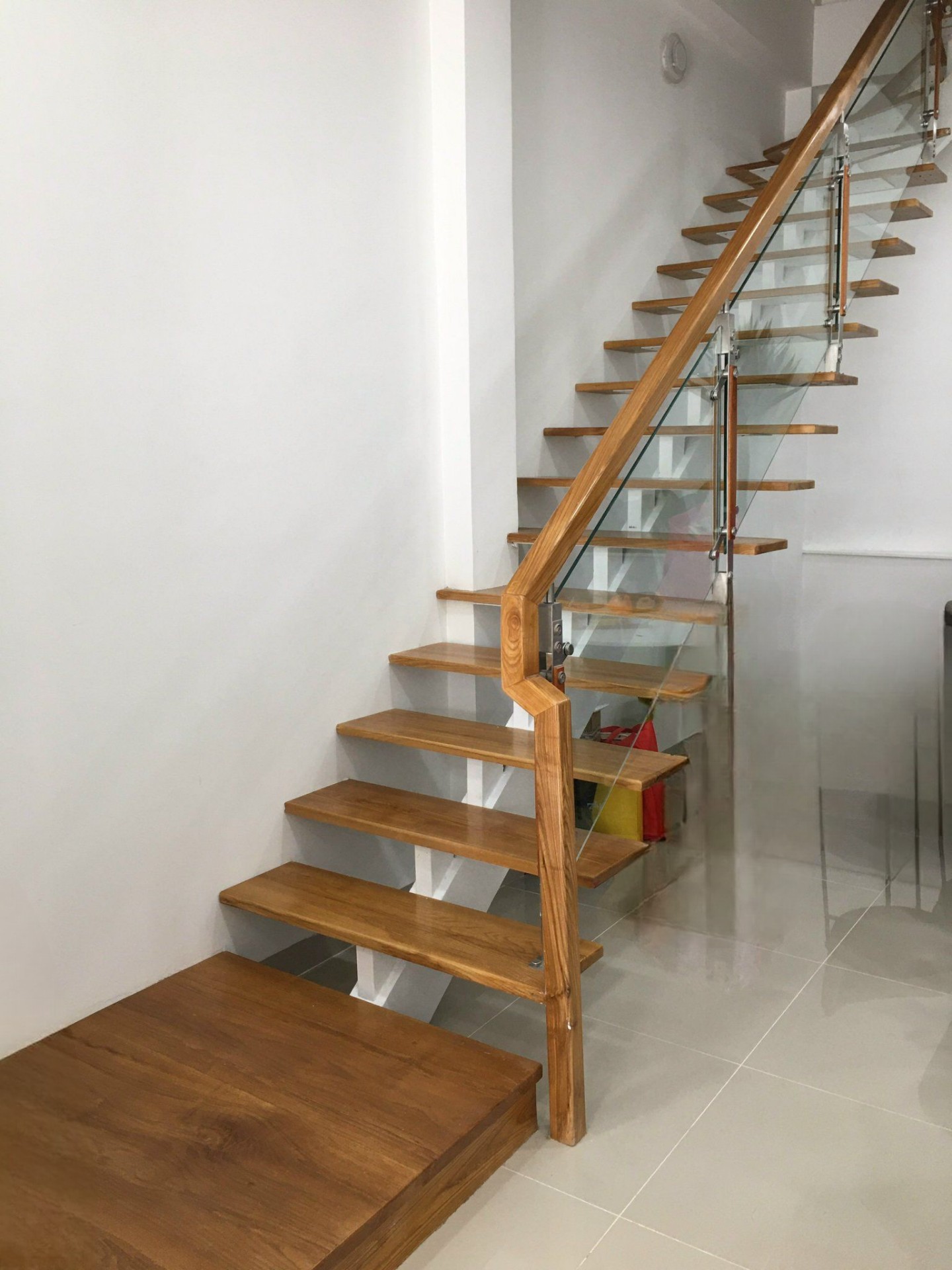 chiếu nghỉ cầu thang gỗ sồi