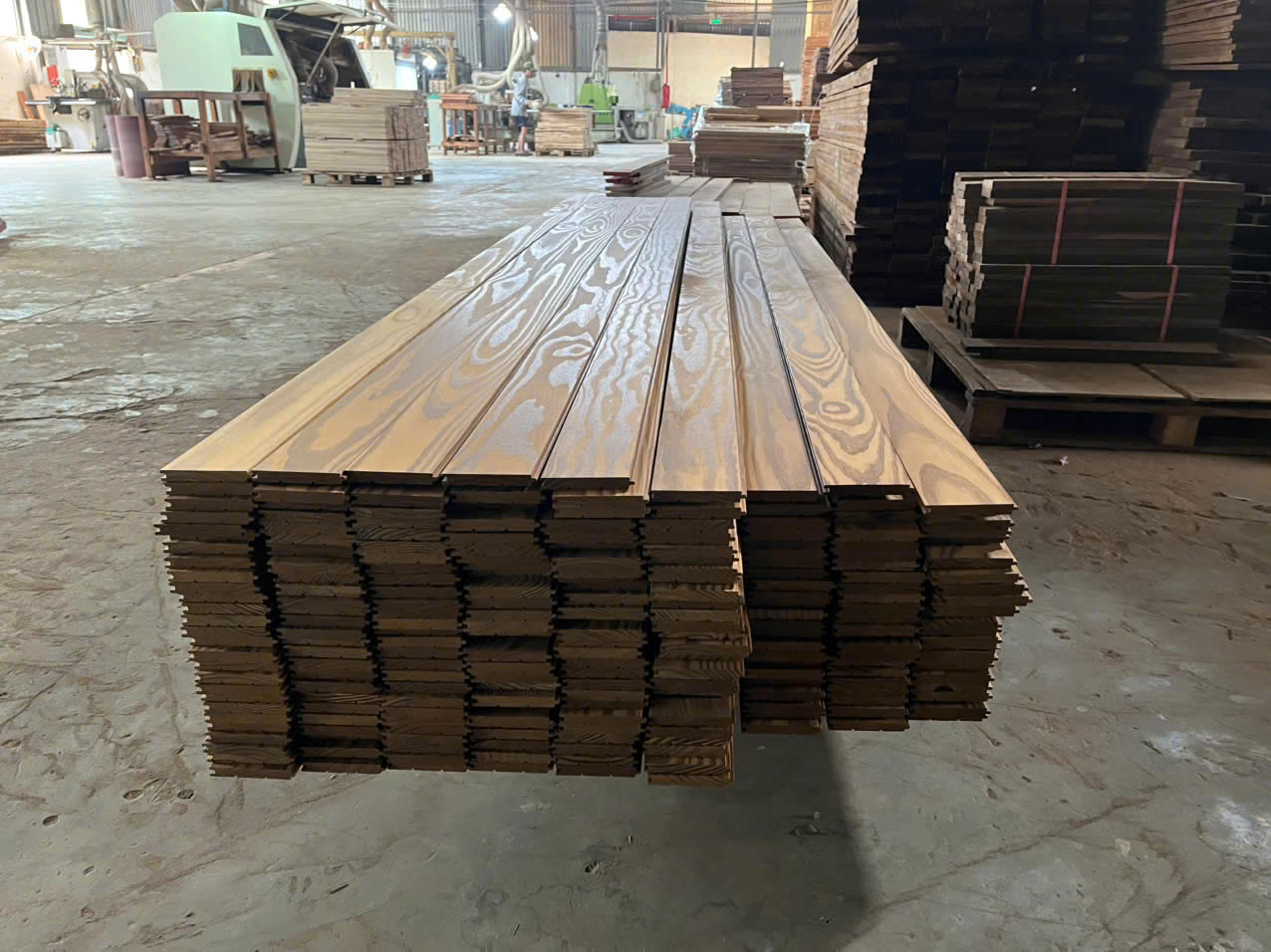 sàn gỗ ngoài trời tần bì biến tính